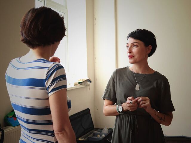 Olha Birzul při natáčení v Kyjevě – kurátorka a kulturní manažerka, programátorka festivalu Docudays UA a vedoucí filmového oddělení v Ukrainian Institute